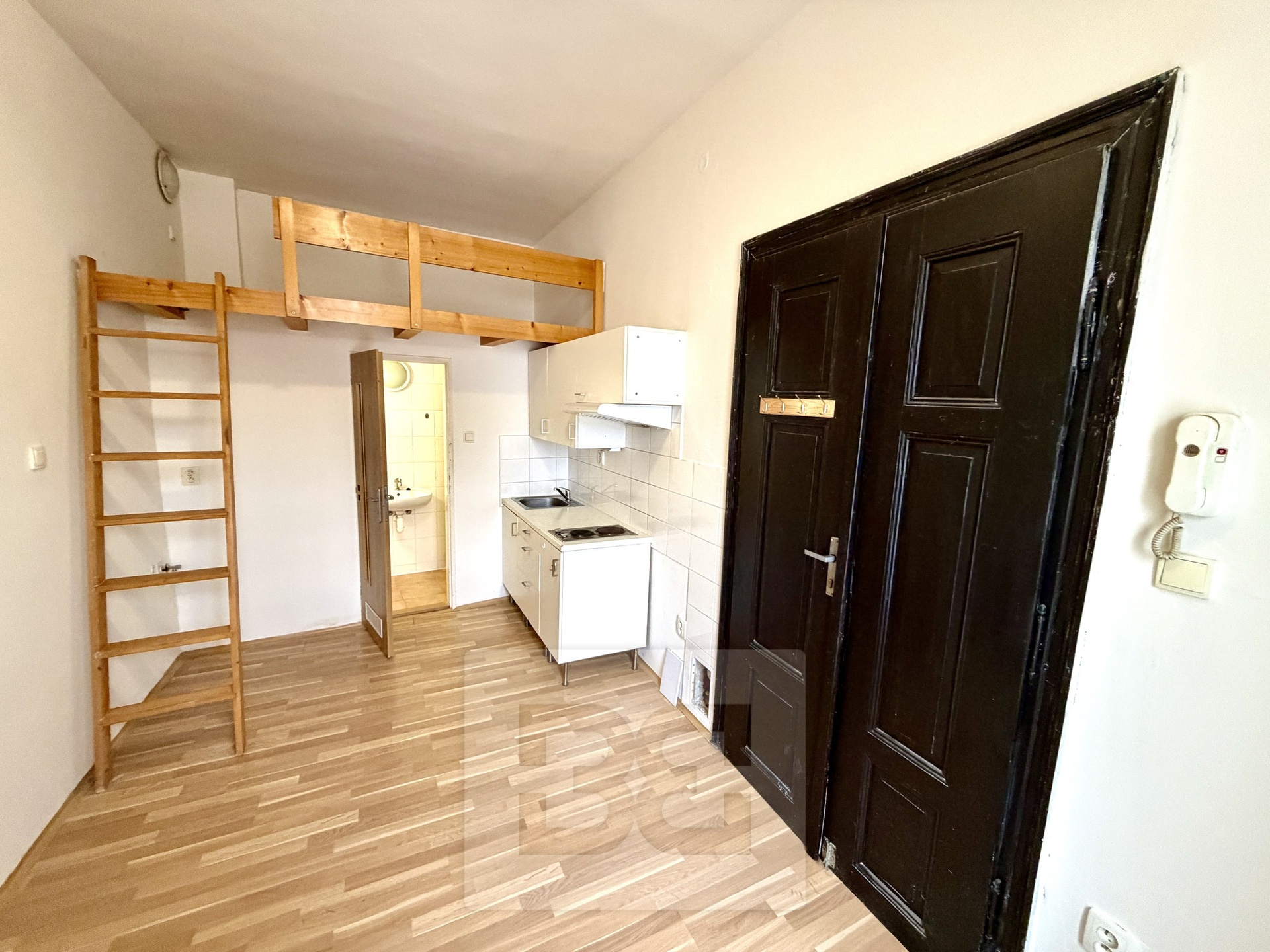 Sale commercial Block of flats 748 m², Štětí