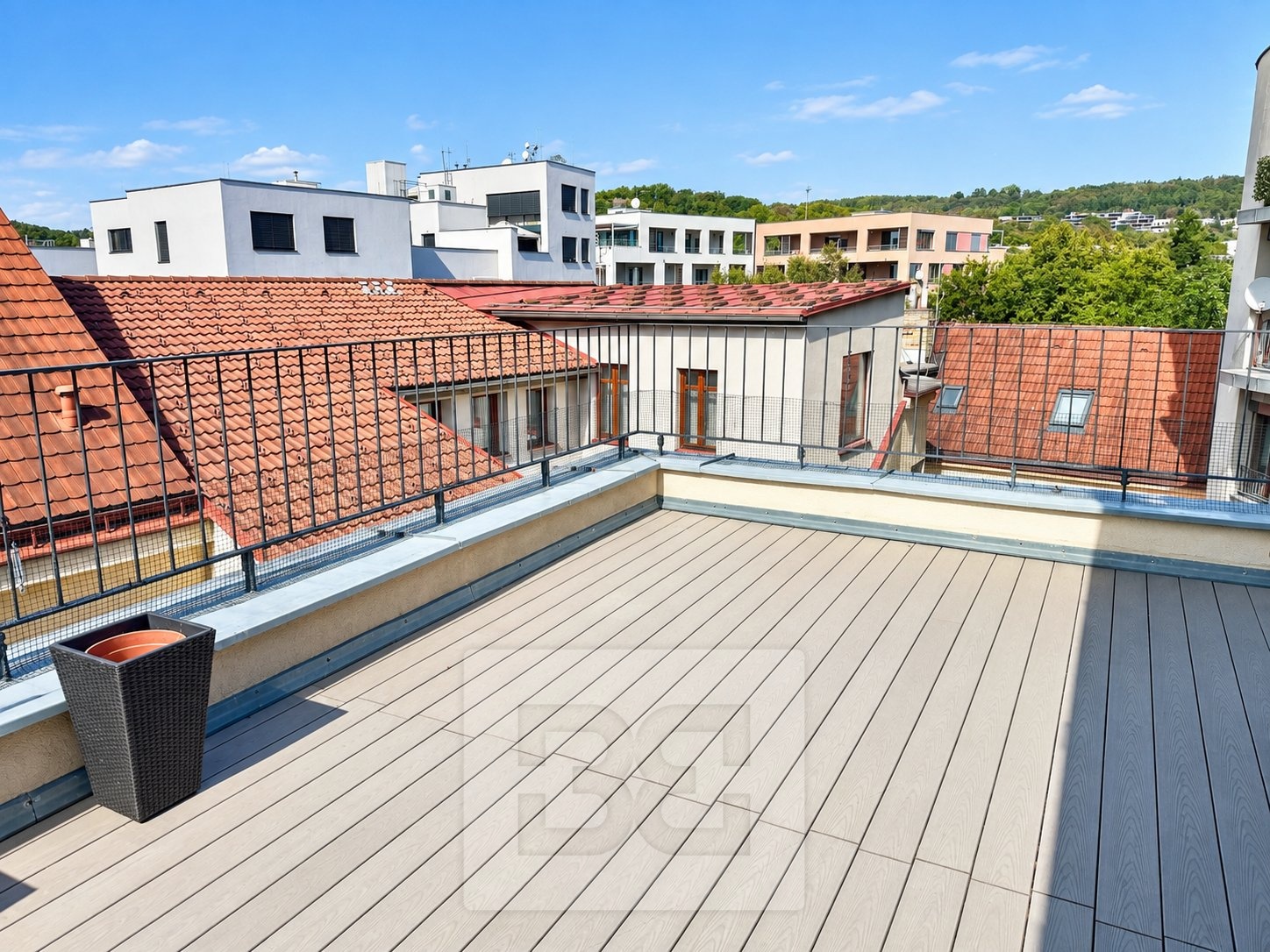 Pronájem nadstandardně světlého bytu 3+kk (138 m²) s obrovskou terasou – Praha 5, Košíře