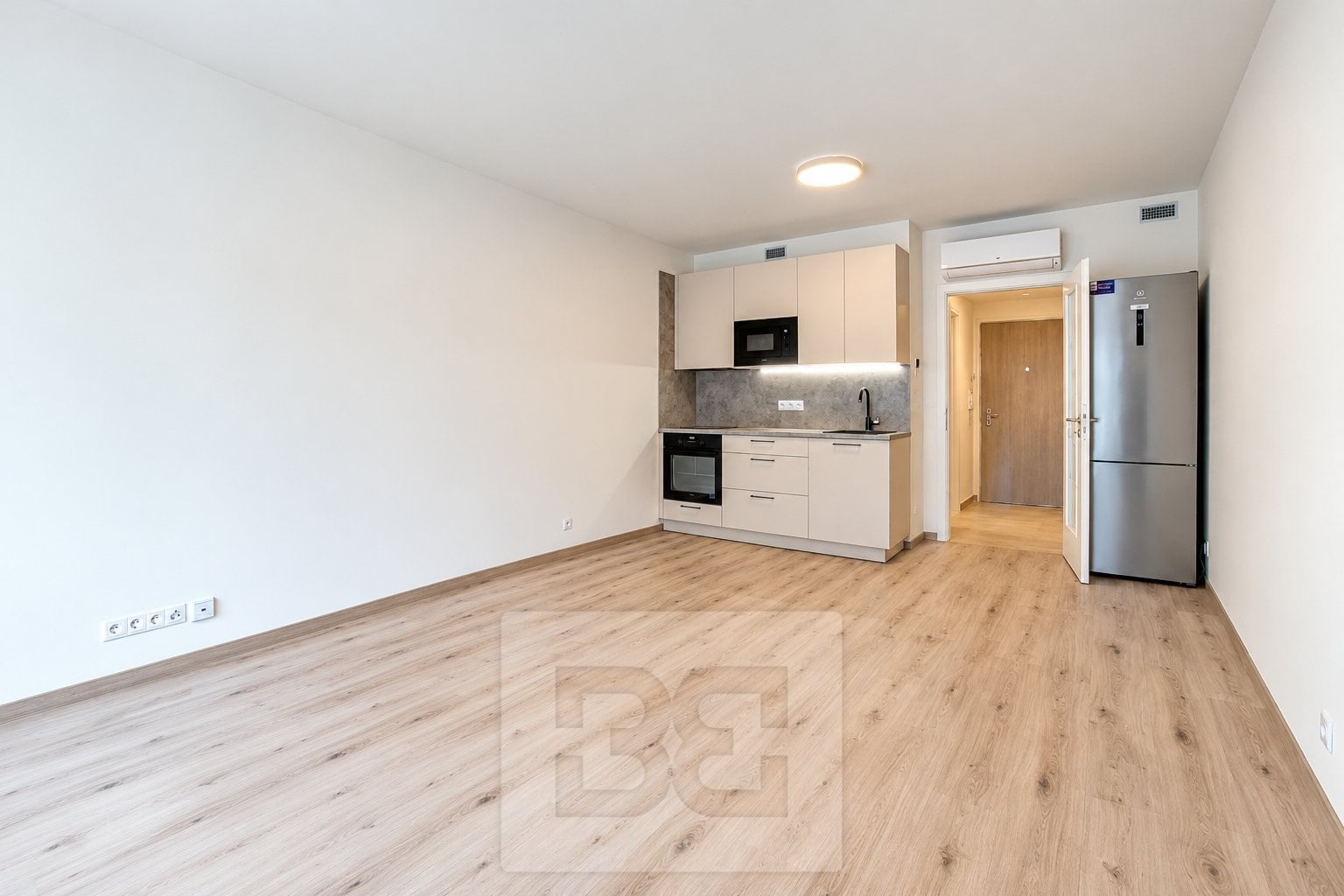 Pronájem byty 1+kk, 32 m² - Praha - Hloubětín