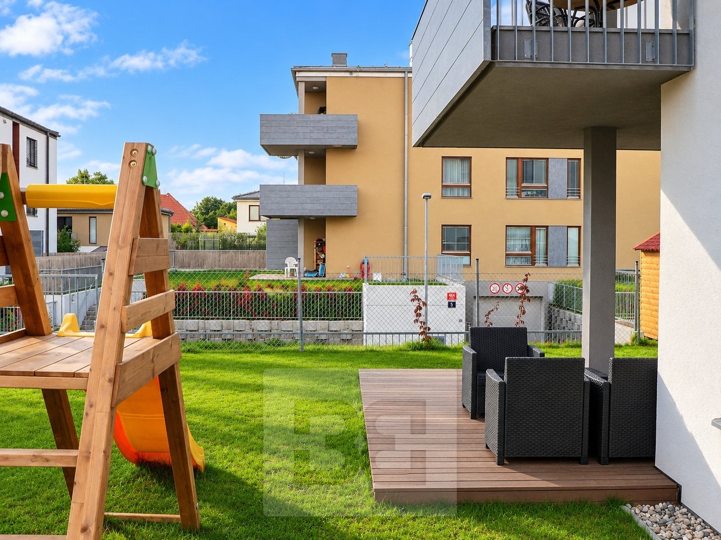 Prodej bytu 2+kk s terasou a předzahrádkou, garážovým stáním a sklepem | Zličínský Dvůr, Praha 5