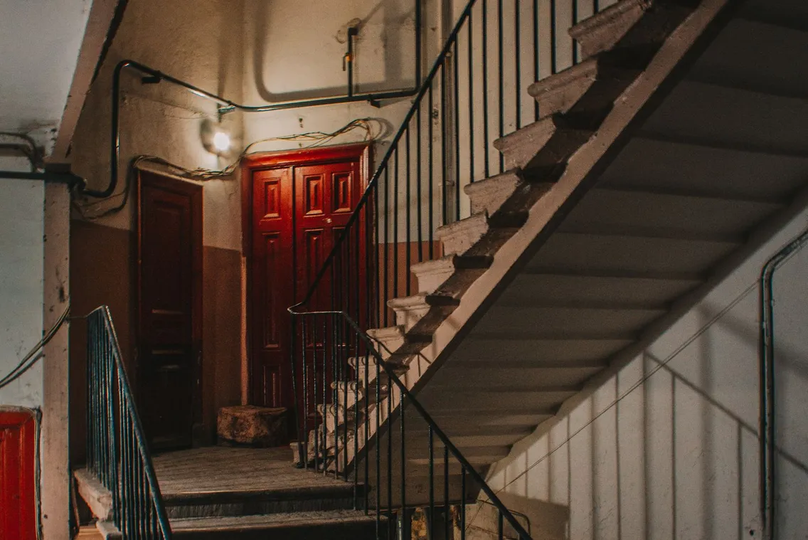 Treppenhaus und Wohnungstüren in einem älteren Mietshaus