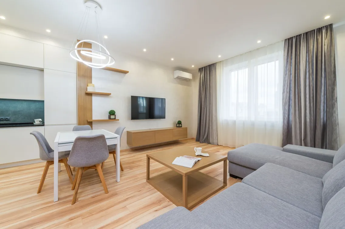 Möbliertes Wohnzimmer mit Küchenzeile in einer Mietwohnung