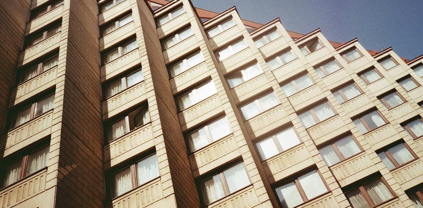 Wohnblock mit Fensterreihen und Loggien in der Sonne