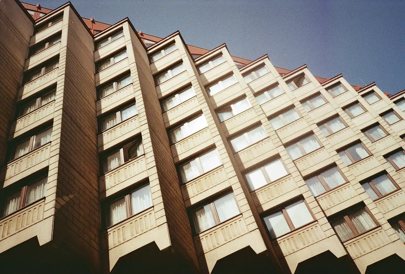 Wohnblock mit Fensterreihen und Loggien in der Sonne