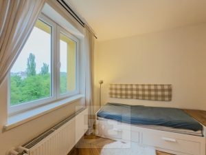 Vybavený byt 1+kk ve Vršovicích s výhledem do vnitrobloku
