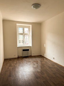 Slunný byt 2+1 v srdci Holešovic – velká okna, parkety, sklep