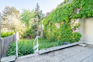Exkluzivní pronájem bytu 4+ kk, 120m² s terasou, zahradou a přímým vstupem z garáže
