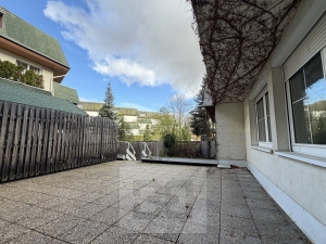 Exkluzivní pronájem bytu 4+ kk, 120m² s terasou, zahradou a přímým vstupem z garáže