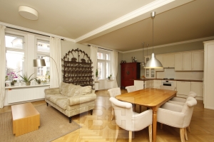 Stylish 3-bedroom apartment with balcony close to city centre