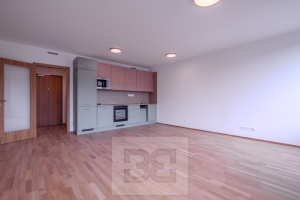 Moderní byt 1+kk v novostavbě na Smíchově – 42 m²