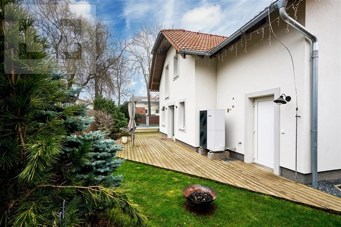 Family house in a quiet and popular location in the village of Zlatníky, Prague - west