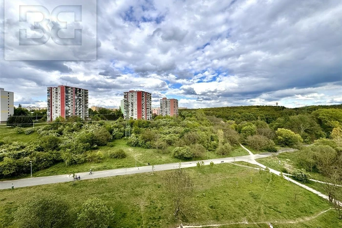 Světlý byt 3+kk/L s nádherným výhledem do zeleně v klidné části Prahy 12 – Modřany, ul. Hasova