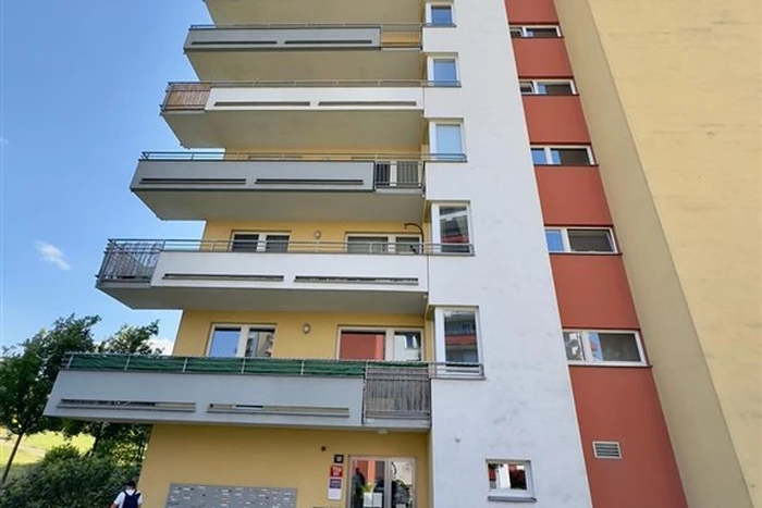 Renting a 2+kk apartment with a balcony and GS included in the price